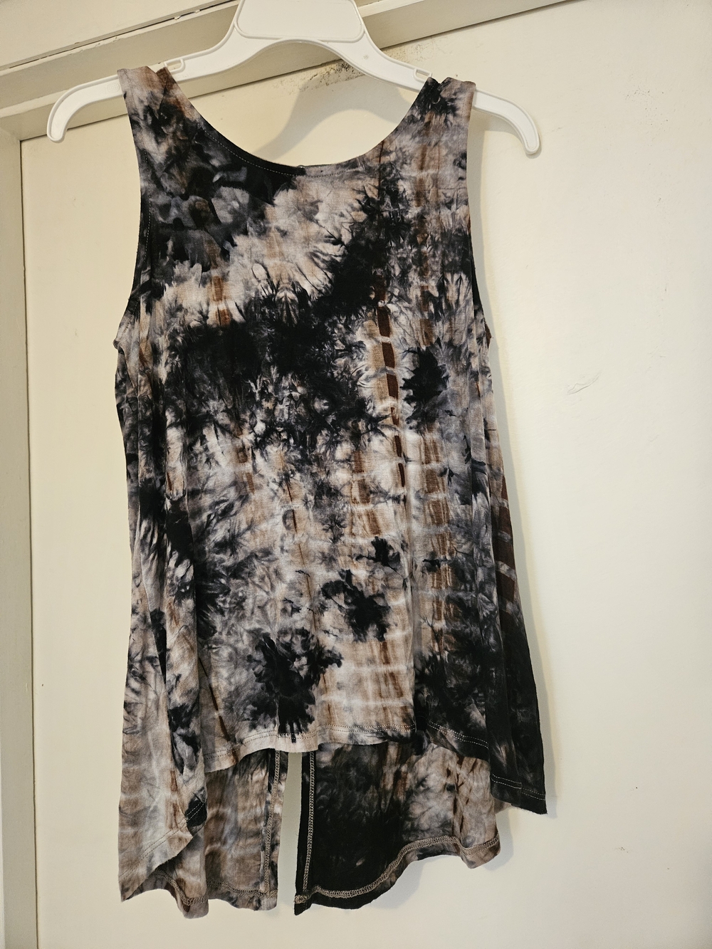Sleeveless Tie-Dye Tank Top in Black and Brown